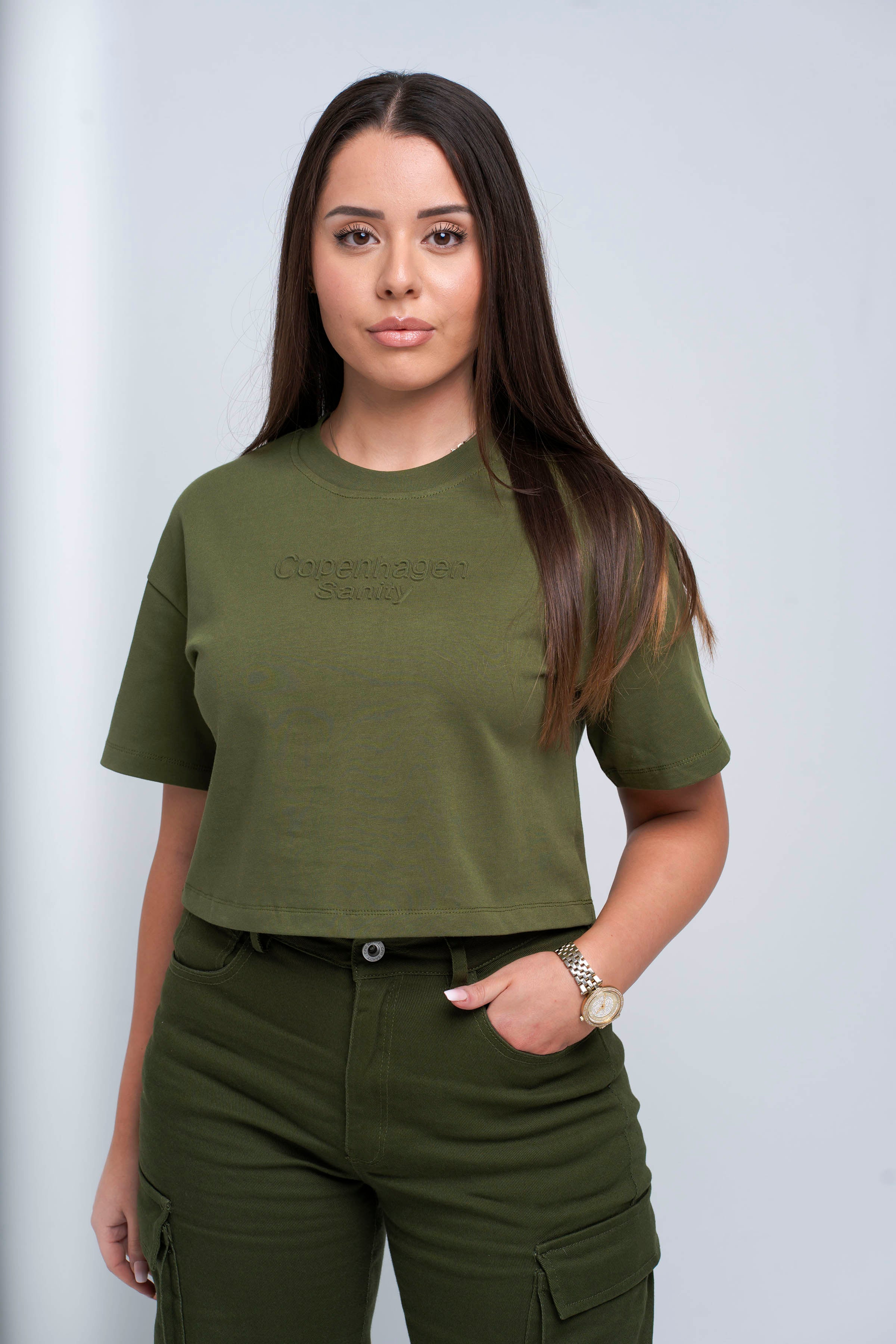 Cropped army grøn t-shirt i 100% bomuld